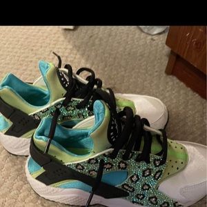 Euc worn once Nike air huarache shoes size 7-1/2 with sparkle detailing. RARE!!